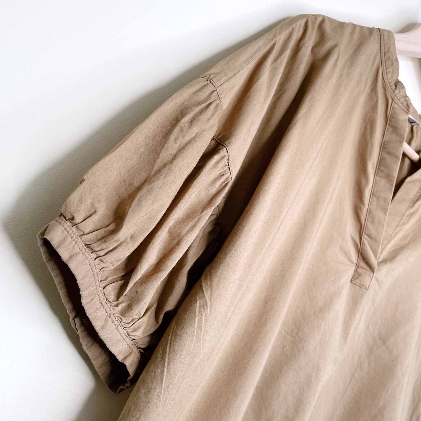 everlane the split-neck puff-sleeve air shirt in hazel - size 14