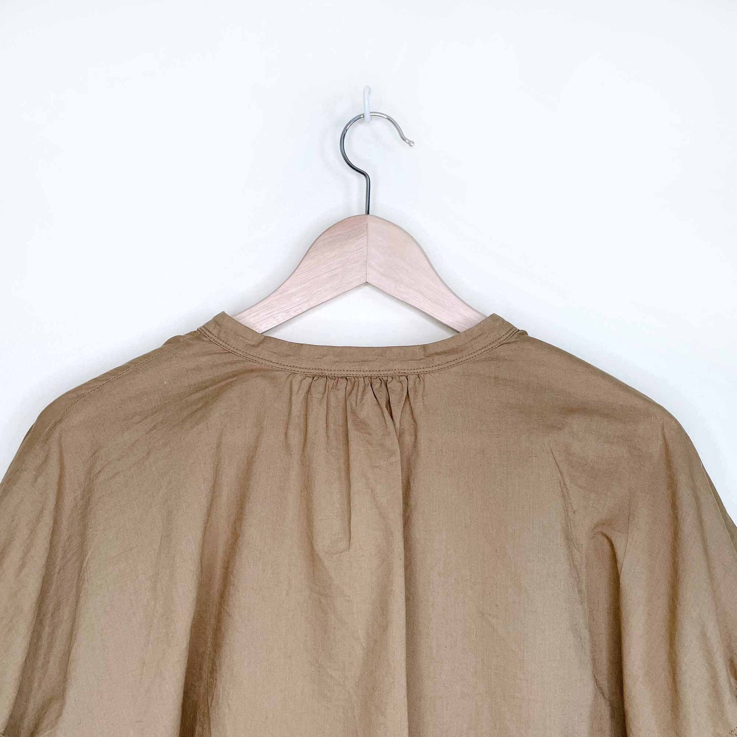 everlane the split-neck puff-sleeve air shirt in hazel - size 14