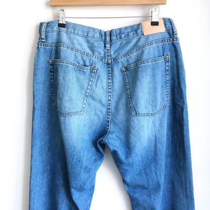 Everlane lightweight relaxed jean - size 33 Reg