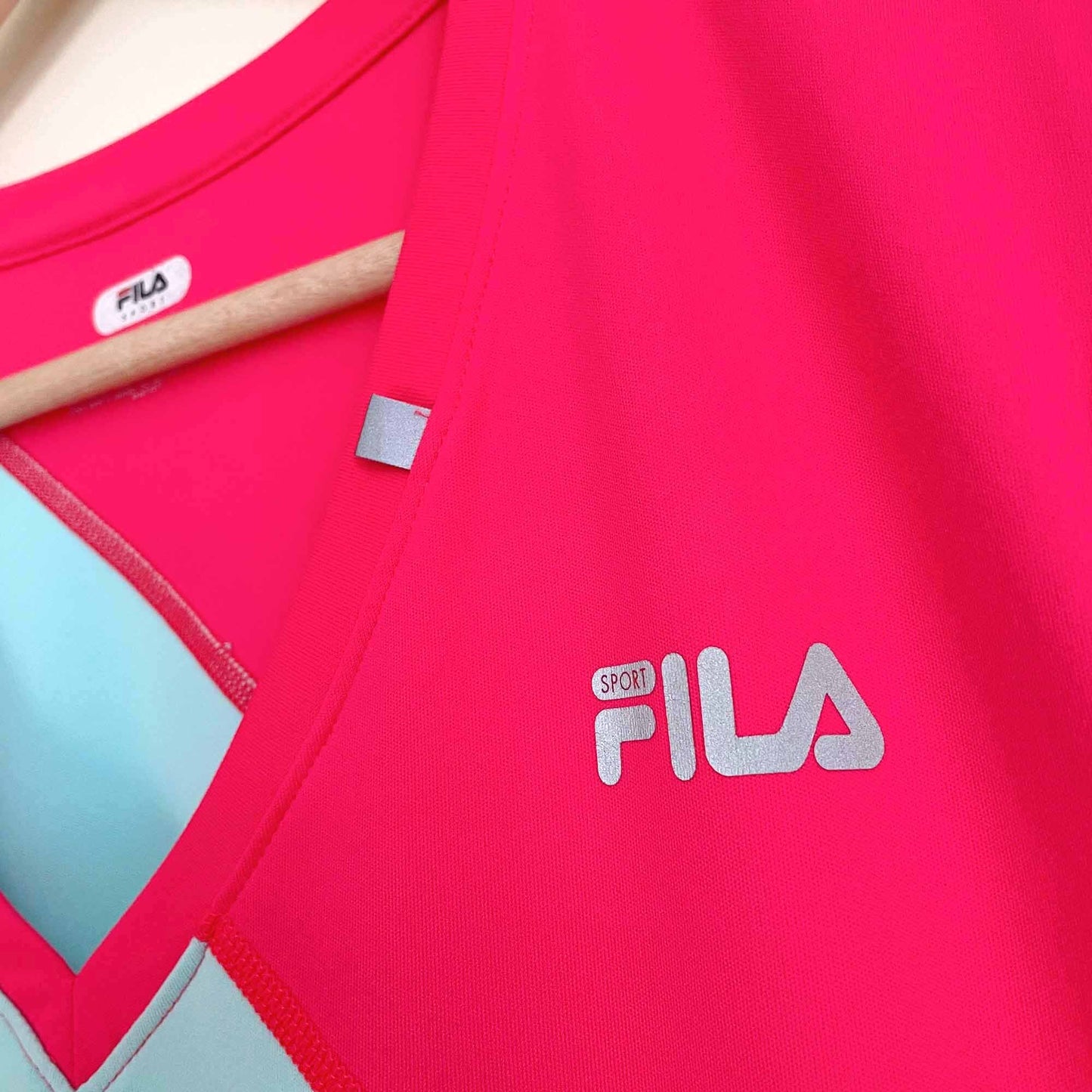 fila sport v-neck performance training tee - size large