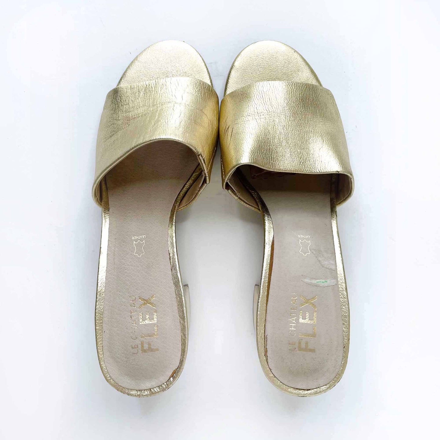 le chateau flex gold slip on heeled sandals - size 7