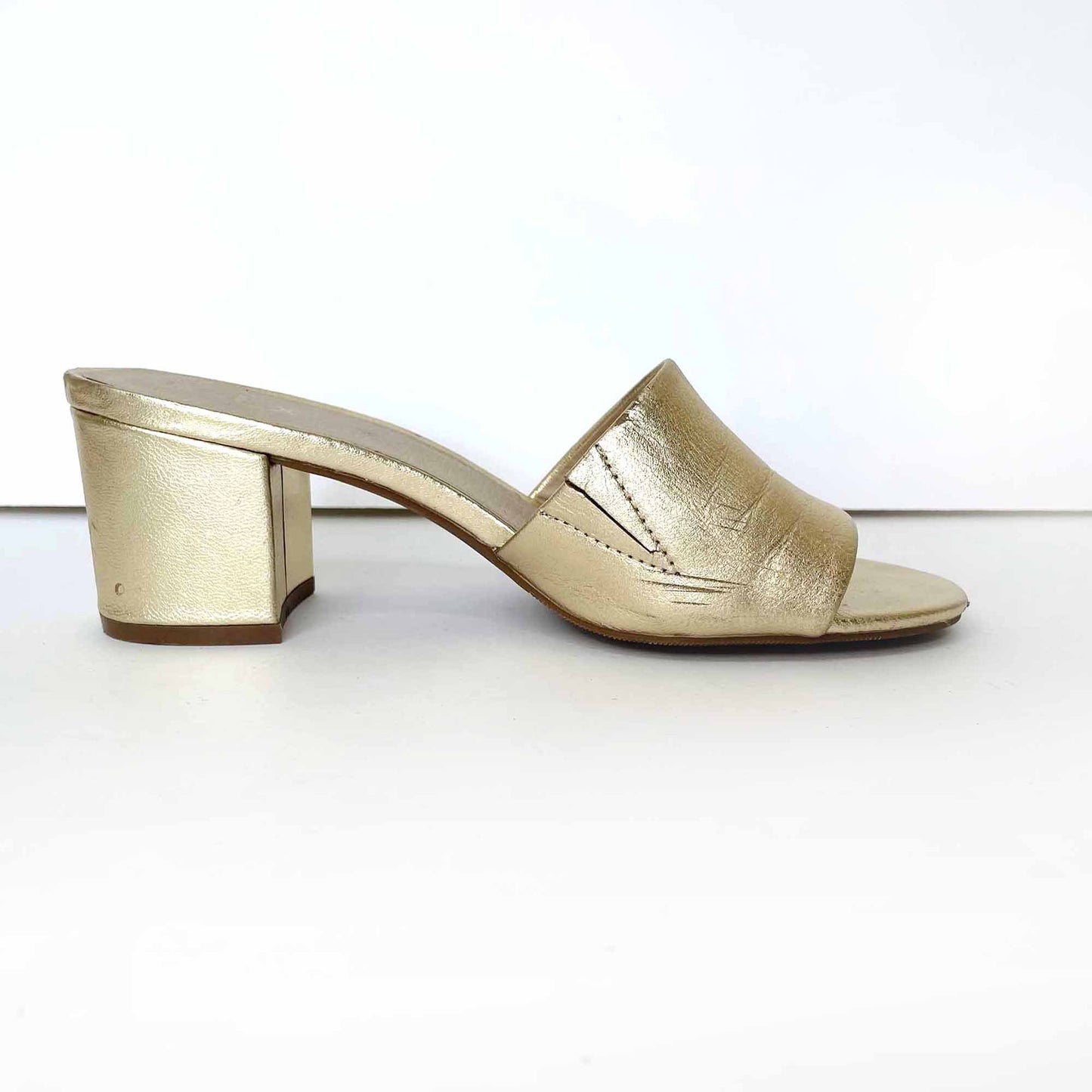 le chateau flex gold slip on heeled sandals - size 7