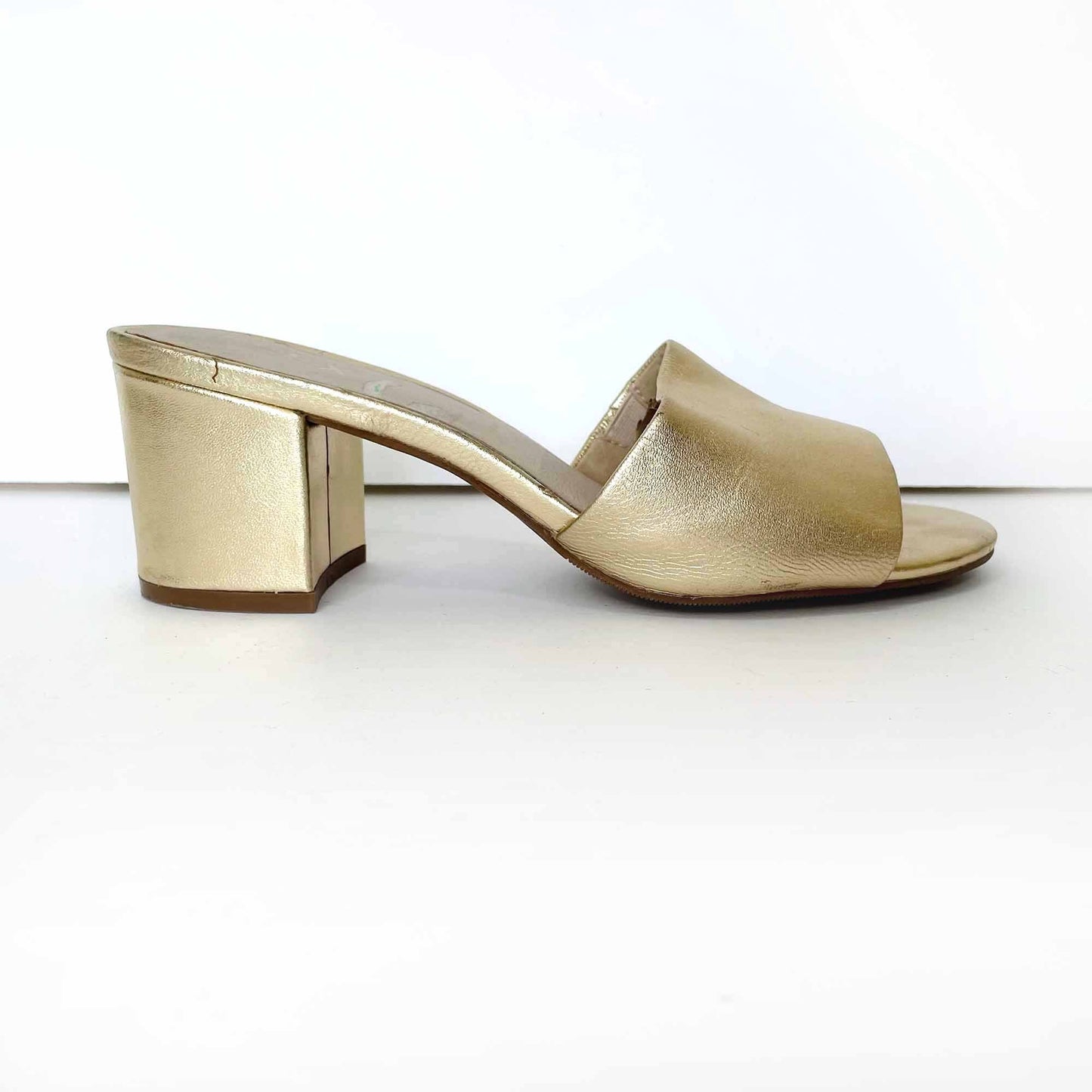 le chateau flex gold slip on heeled sandals - size 7