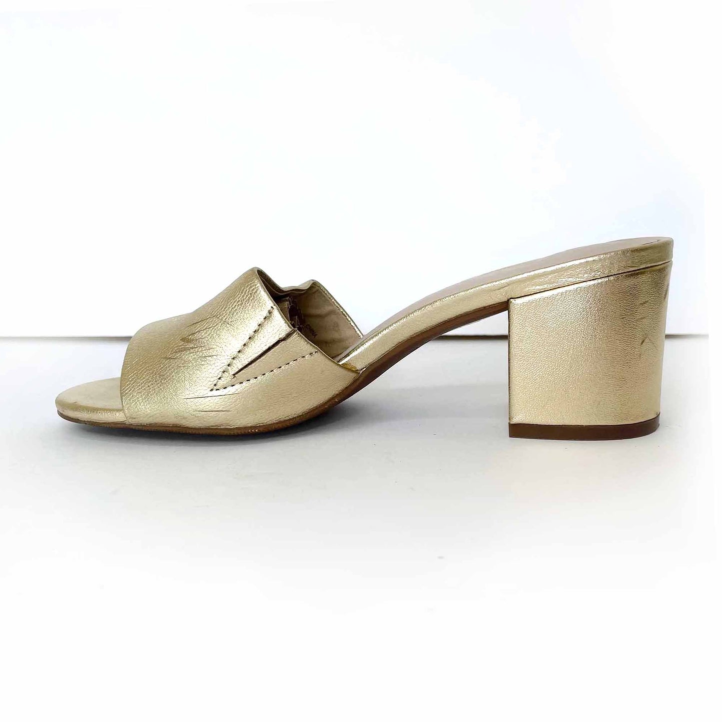le chateau flex gold slip on heeled sandals - size 7
