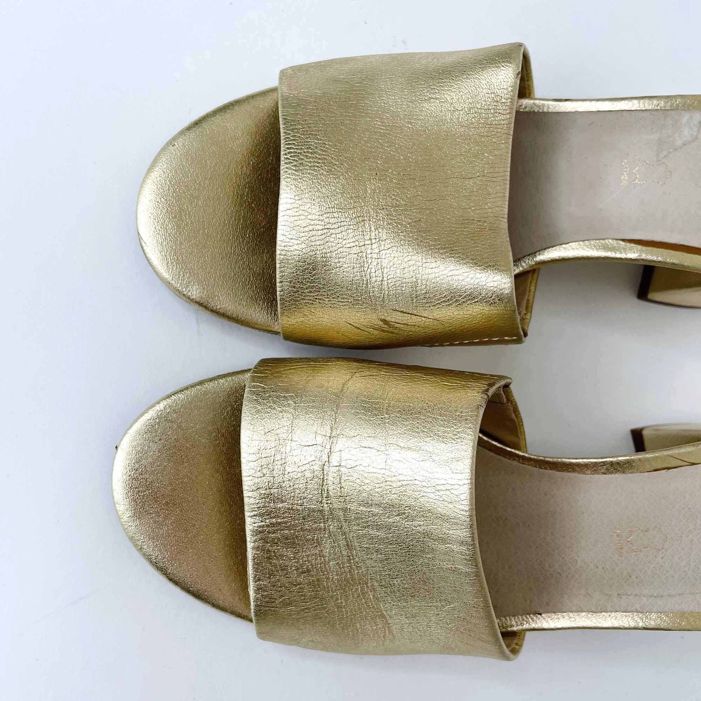 le chateau flex gold slip on heeled sandals - size 7