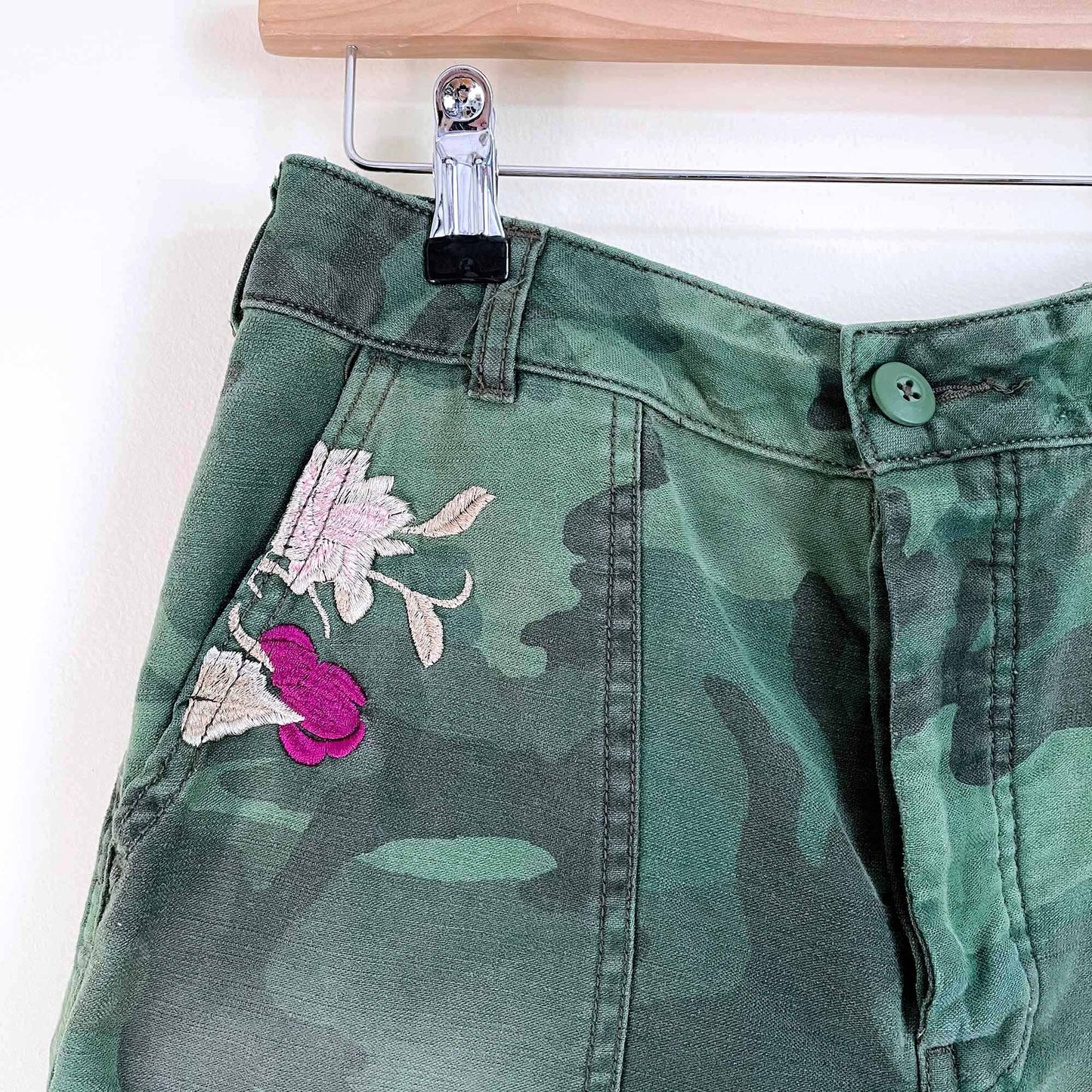Free People embroidered scout camo utility shorts - size 26