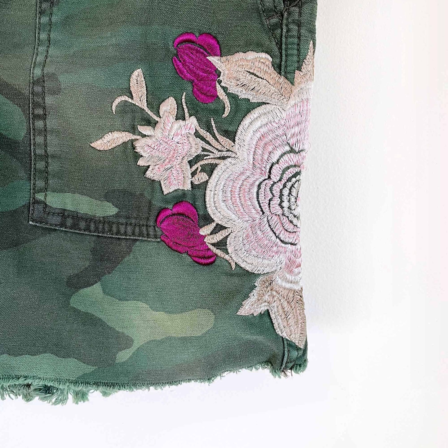 Free People embroidered scout camo utility shorts - size 26