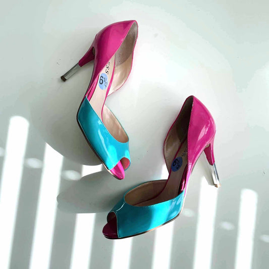 guess two-tone patent leather peep toe pump - size 6.5