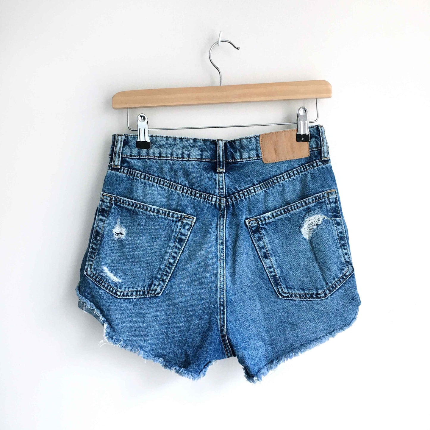 h&m high rise cut-off jean shorts - size 4