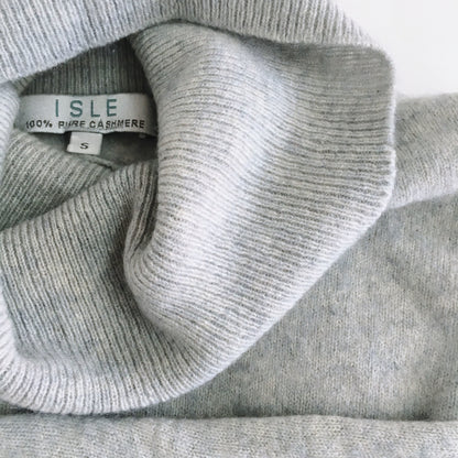 ISLE Cashmere Turtleneck - size Small