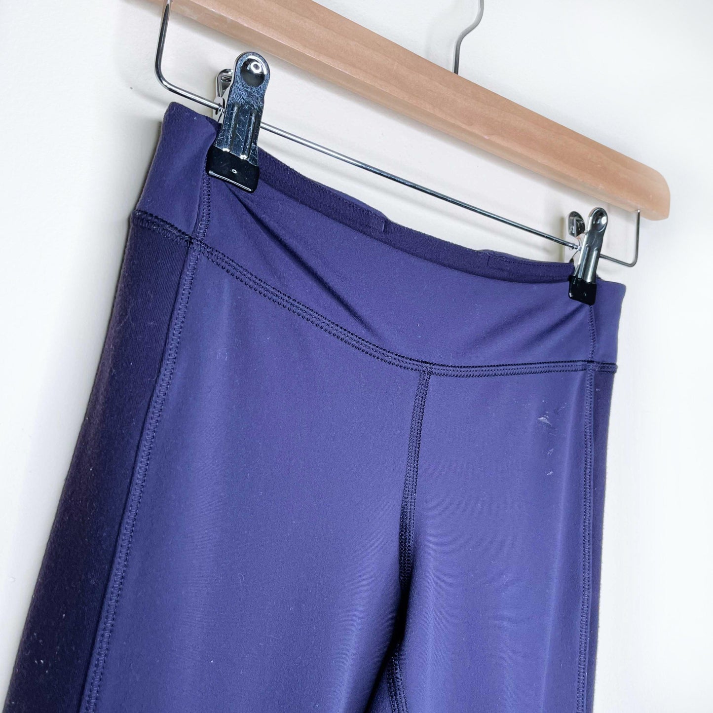 ivivva purple leggings with contrast side panel and ruched hem - size 10