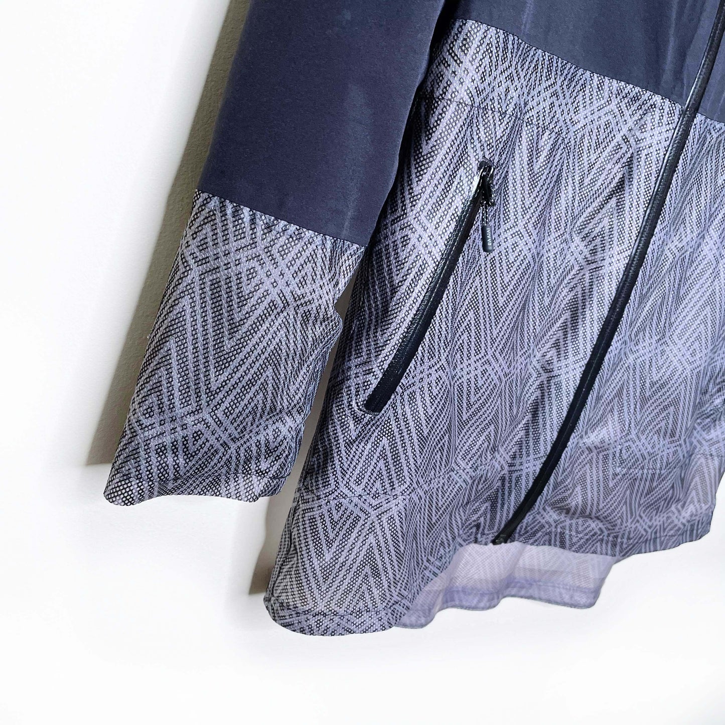 ivivva lululemon girls mesh with the rain jacket - size 10