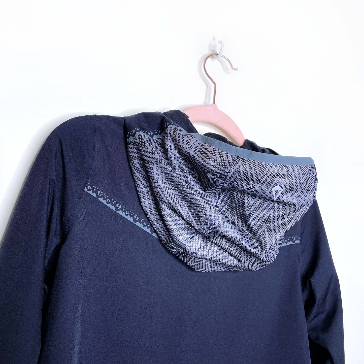 ivivva lululemon girls mesh with the rain jacket - size 10