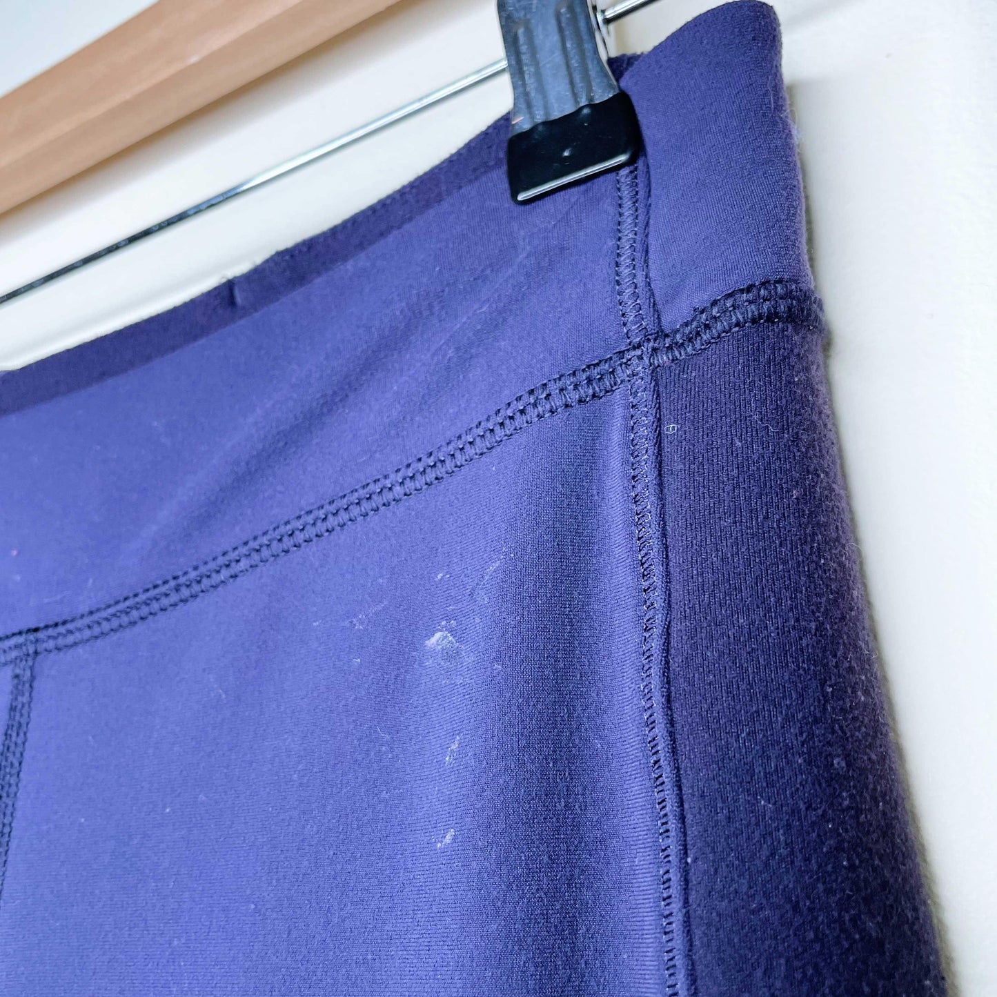 ivivva purple leggings with contrast side panel and ruched hem - size 10