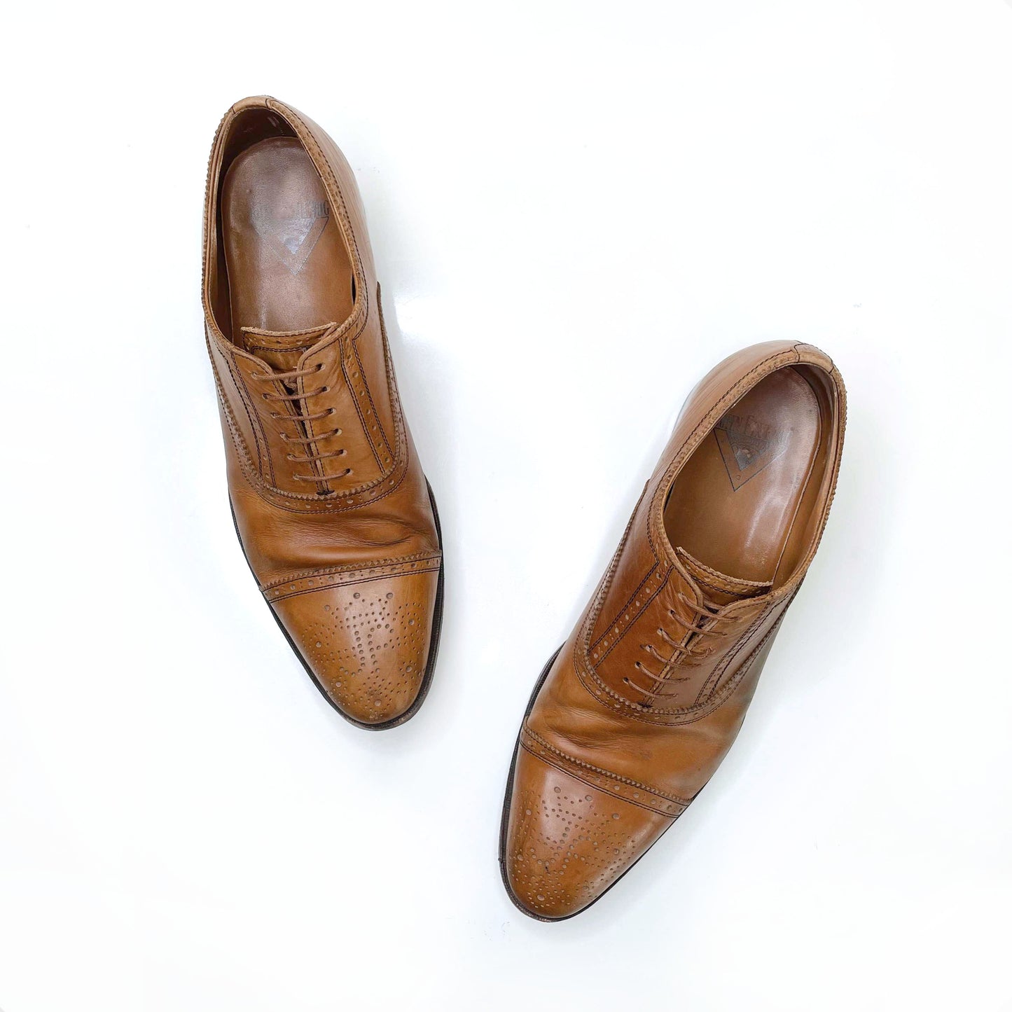 john fluevog men's brown brandenburg classic capped toe brogue dress shoe - size 10.5