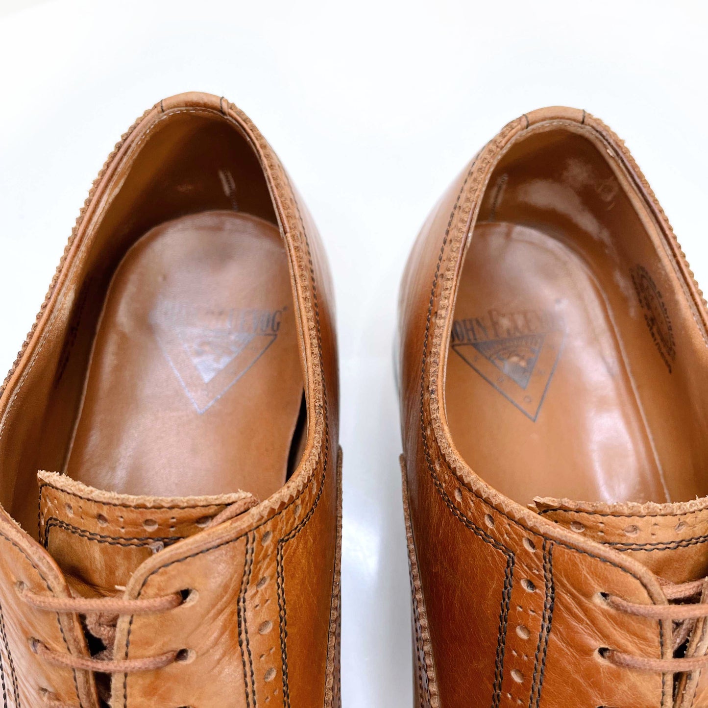 john fluevog men's brown brandenburg classic capped toe brogue dress shoe - size 10.5