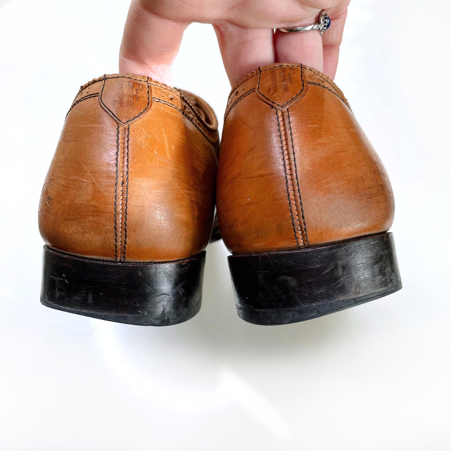 john fluevog men's brown brandenburg classic capped toe brogue dress shoe - size 10.5