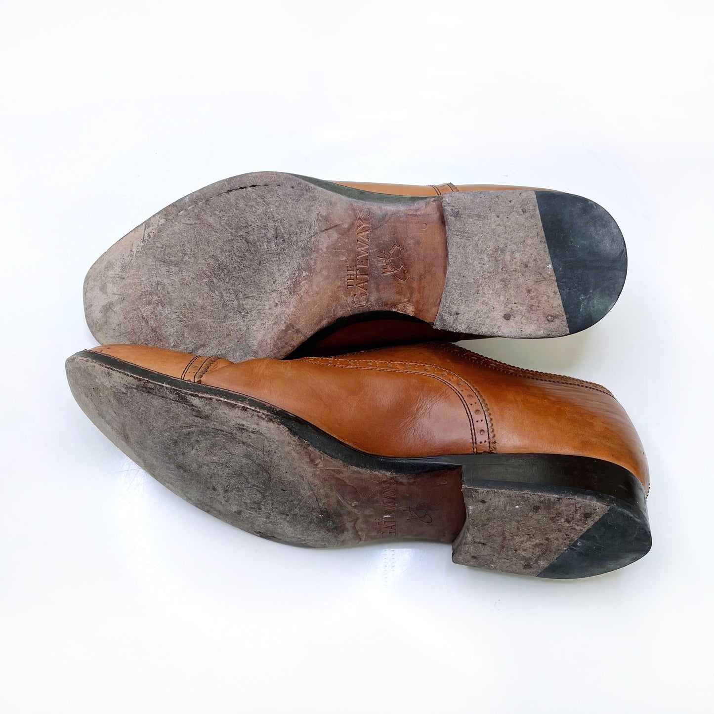 john fluevog men's brown brandenburg classic capped toe brogue dress shoe - size 10.5