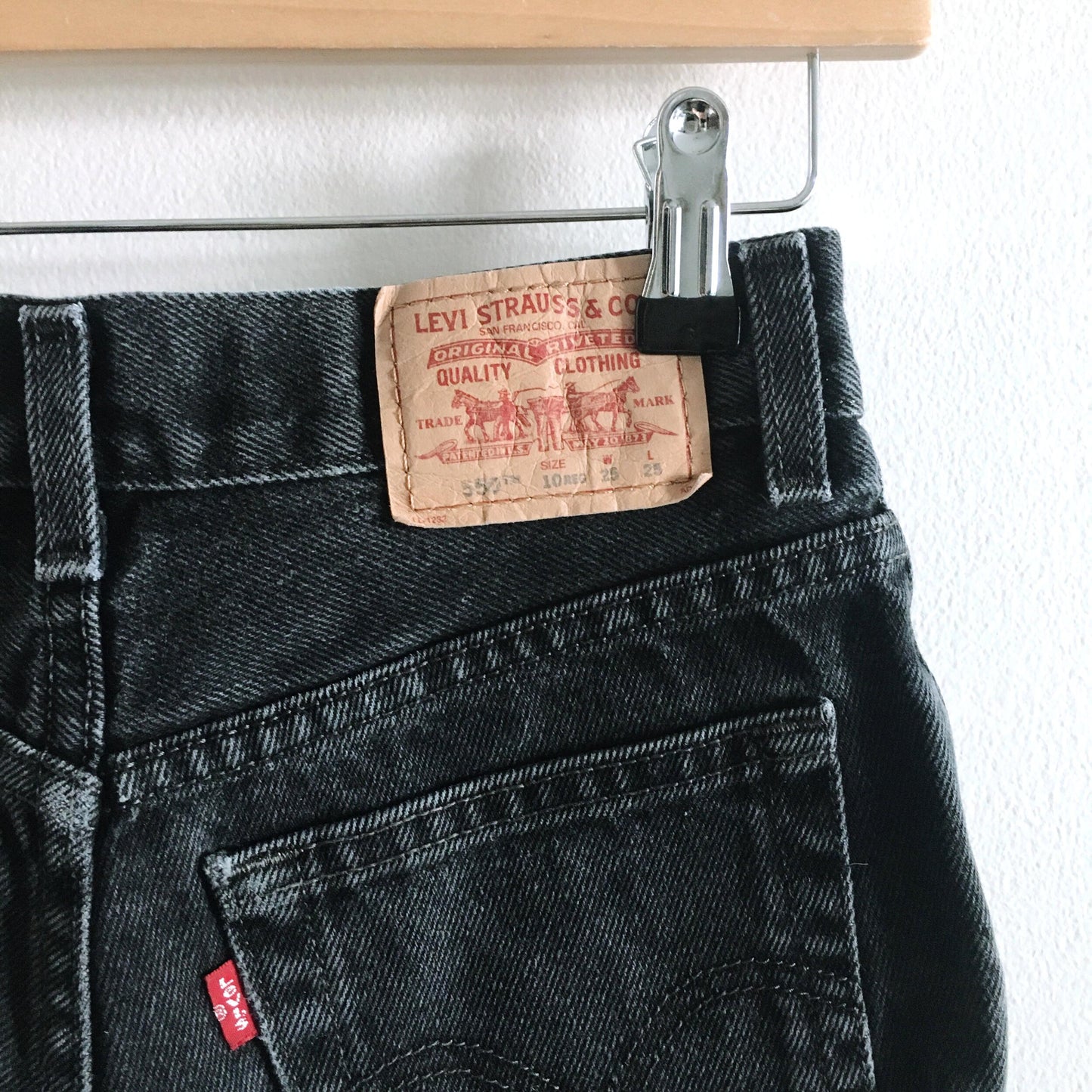 Levi's 550 high rise rolled hem shorts - size 25