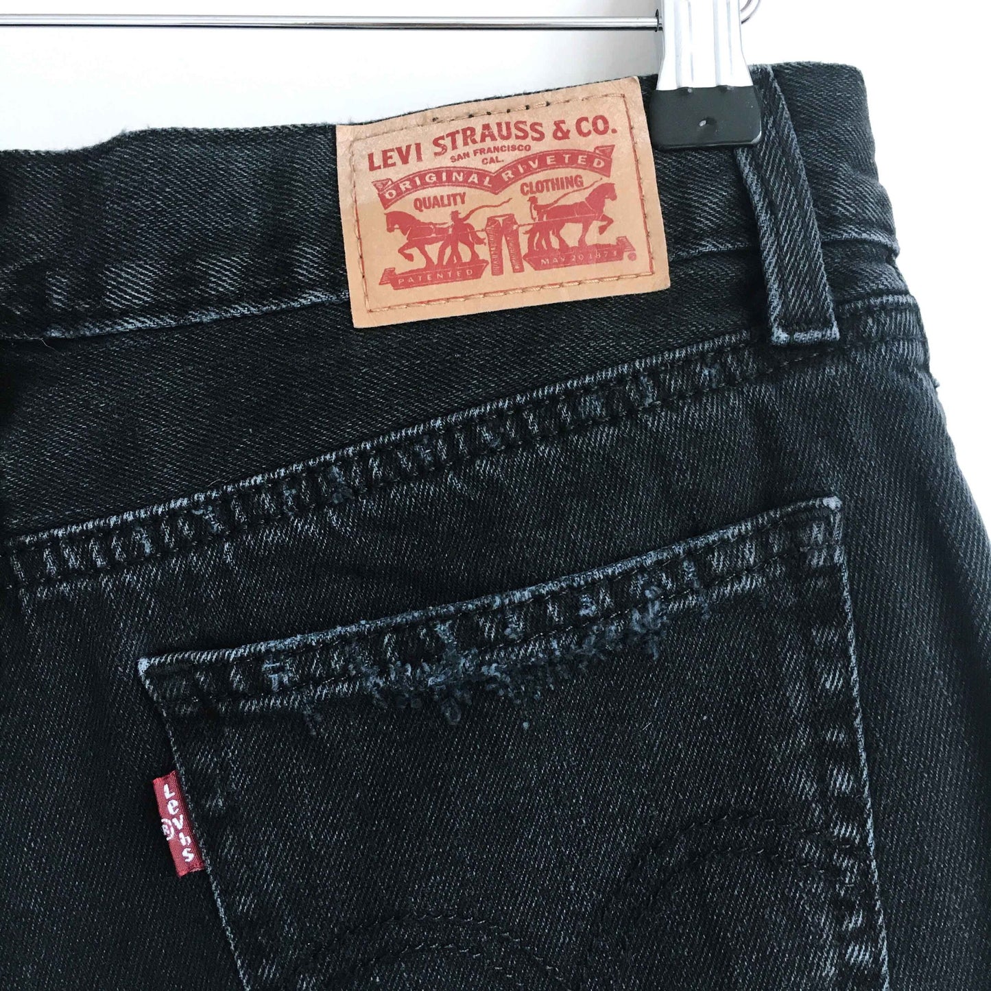 Levi's cut-off jean shorts - size 25