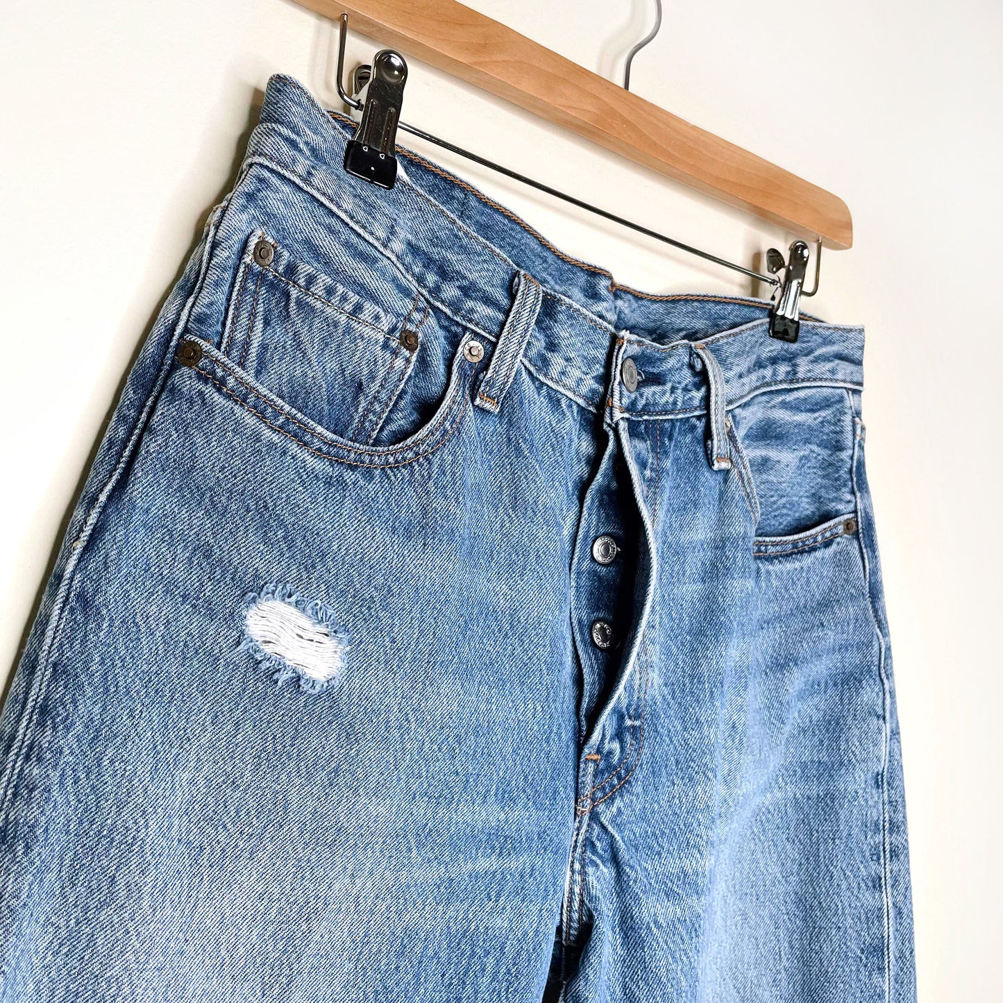 levi's 501 medium wash ripped knees original fit jeans - size 29