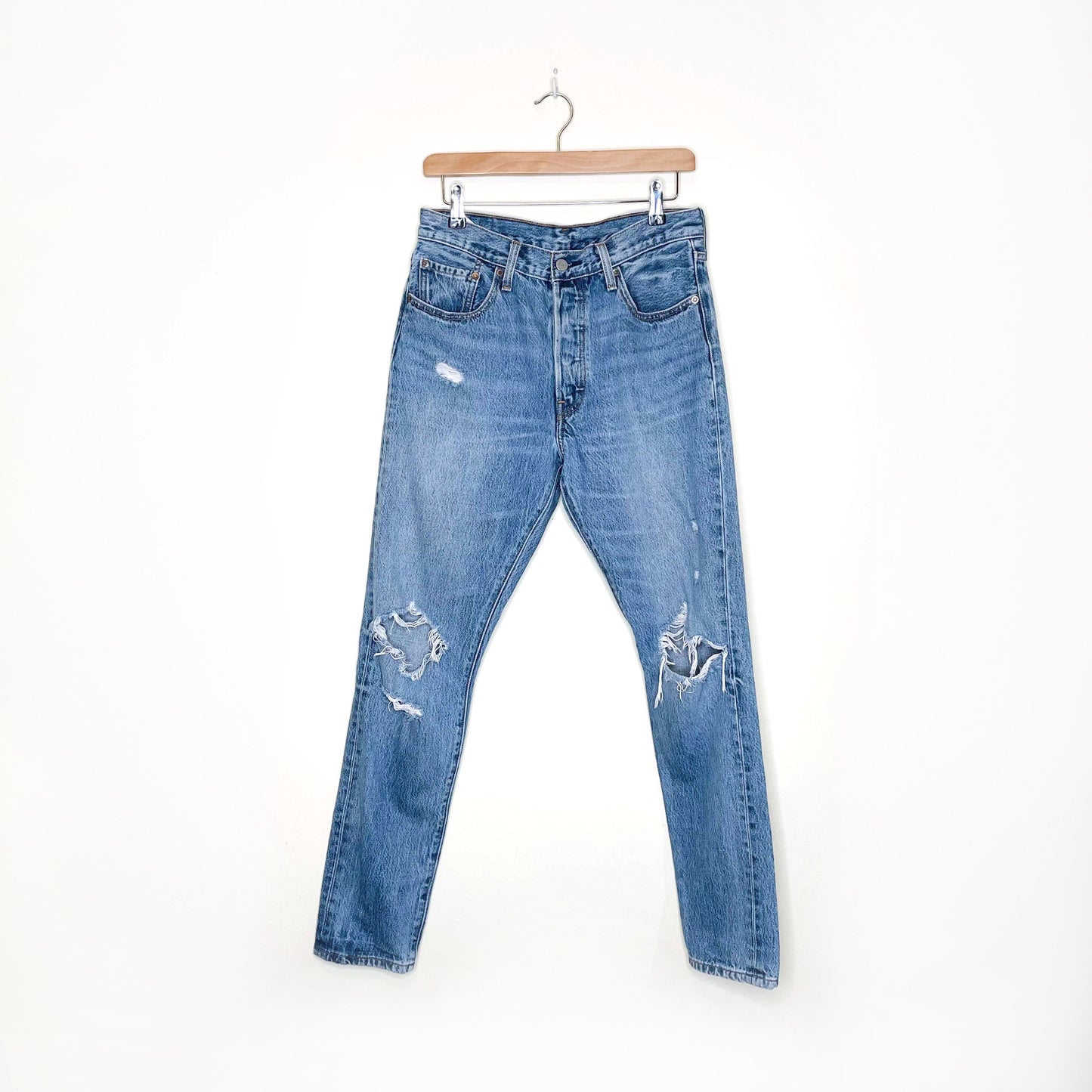 levi's 501 medium wash ripped knees original fit jeans - size 29