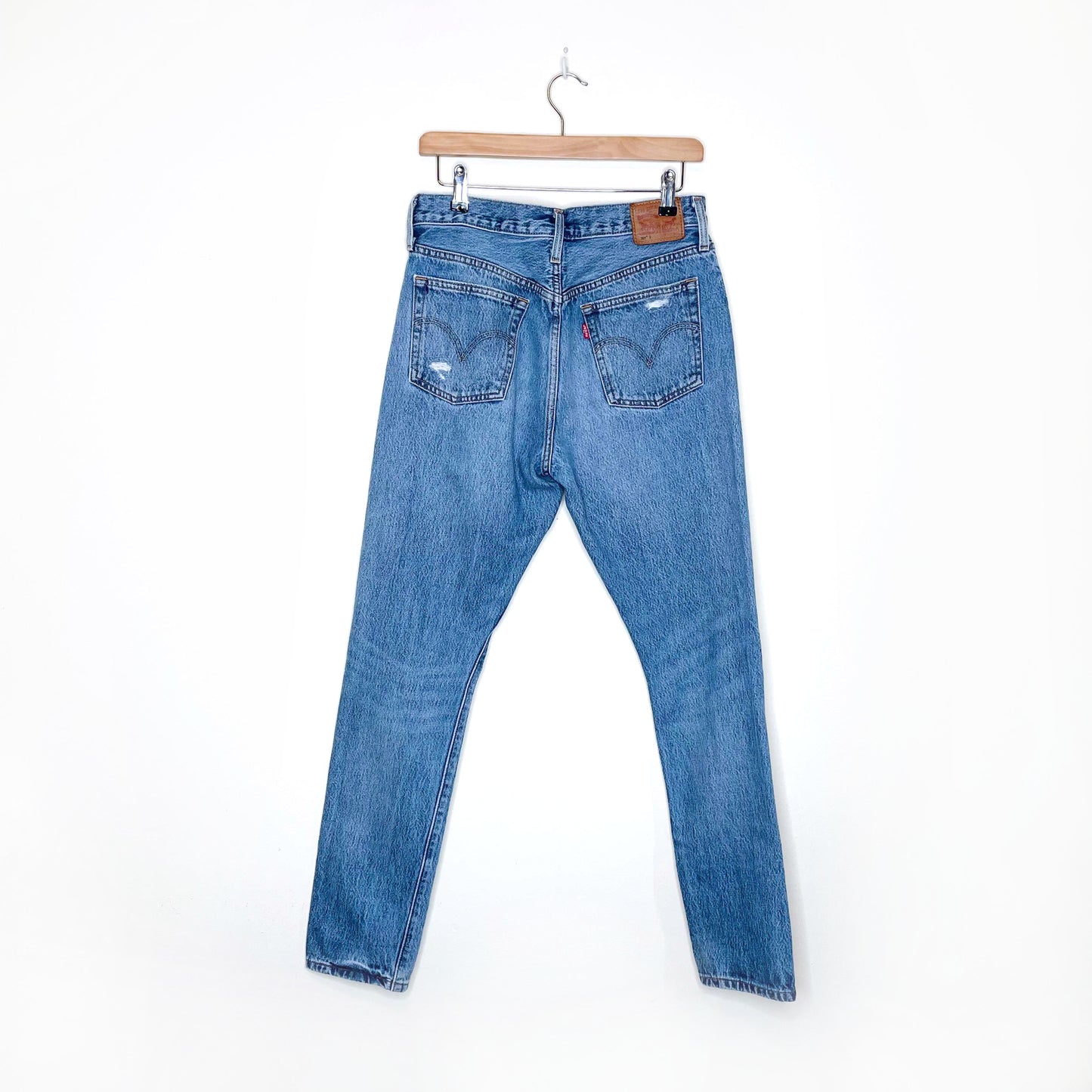 levi's 501 medium wash ripped knees original fit jeans - size 29