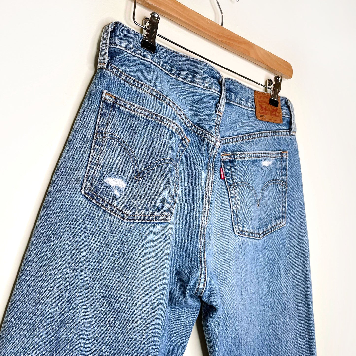 levi's 501 medium wash ripped knees original fit jeans - size 29