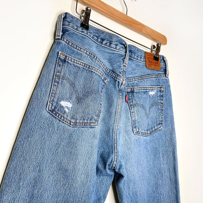 levi's 501 medium wash ripped knees original fit jeans - size 29