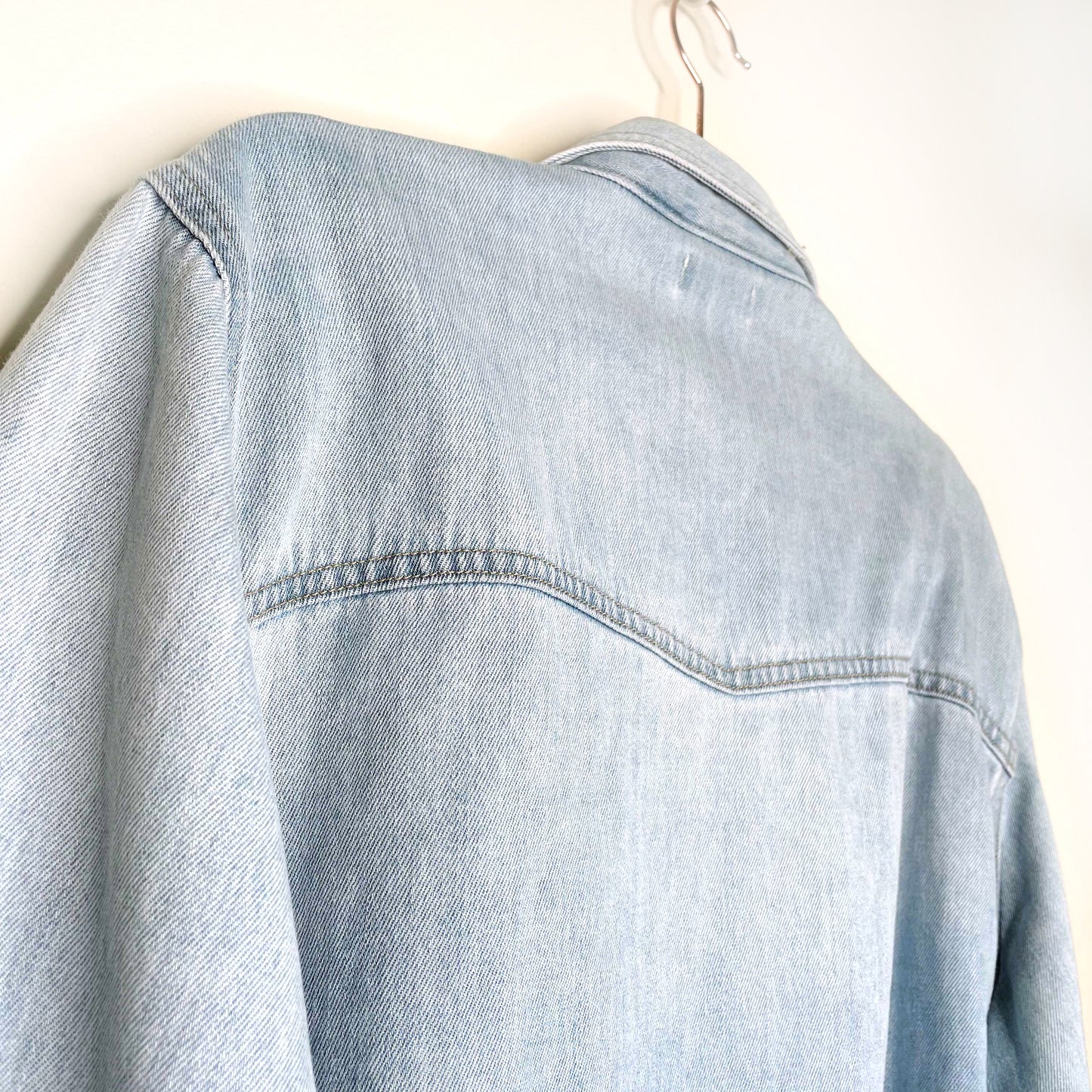 levi's 'not today' oversized jean jacket with raw hem - size small