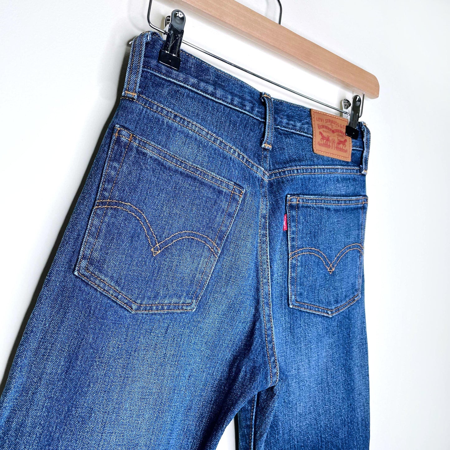 levi's wedgie icon button fly white oak denim jeans - size 25