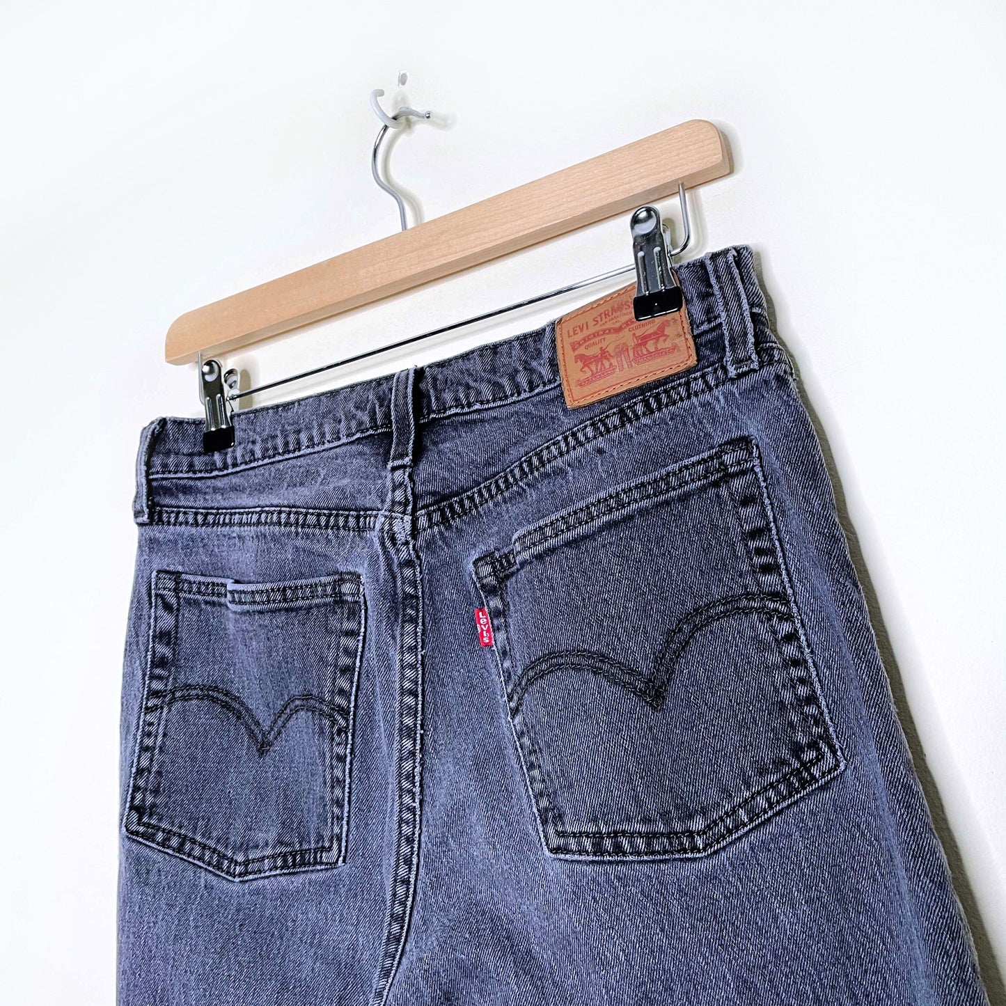 levi's faded black wedgie straight raw hem jeans - size 29