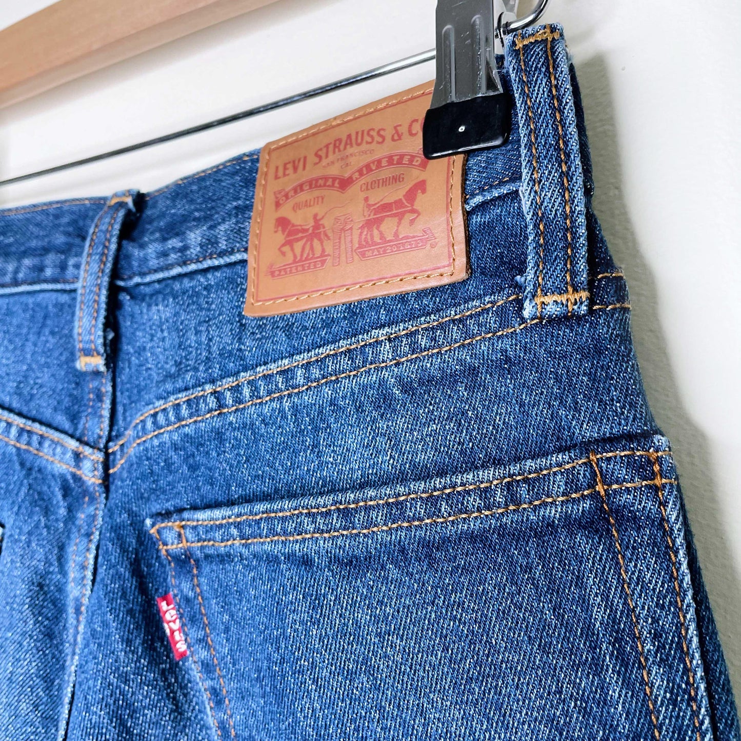 levi's wedgie icon button fly white oak denim jeans - size 25