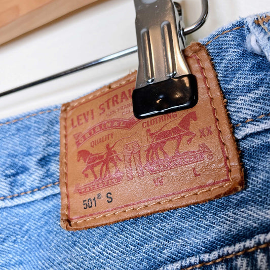 levi's 501 medium wash ripped knees original fit jeans - size 29