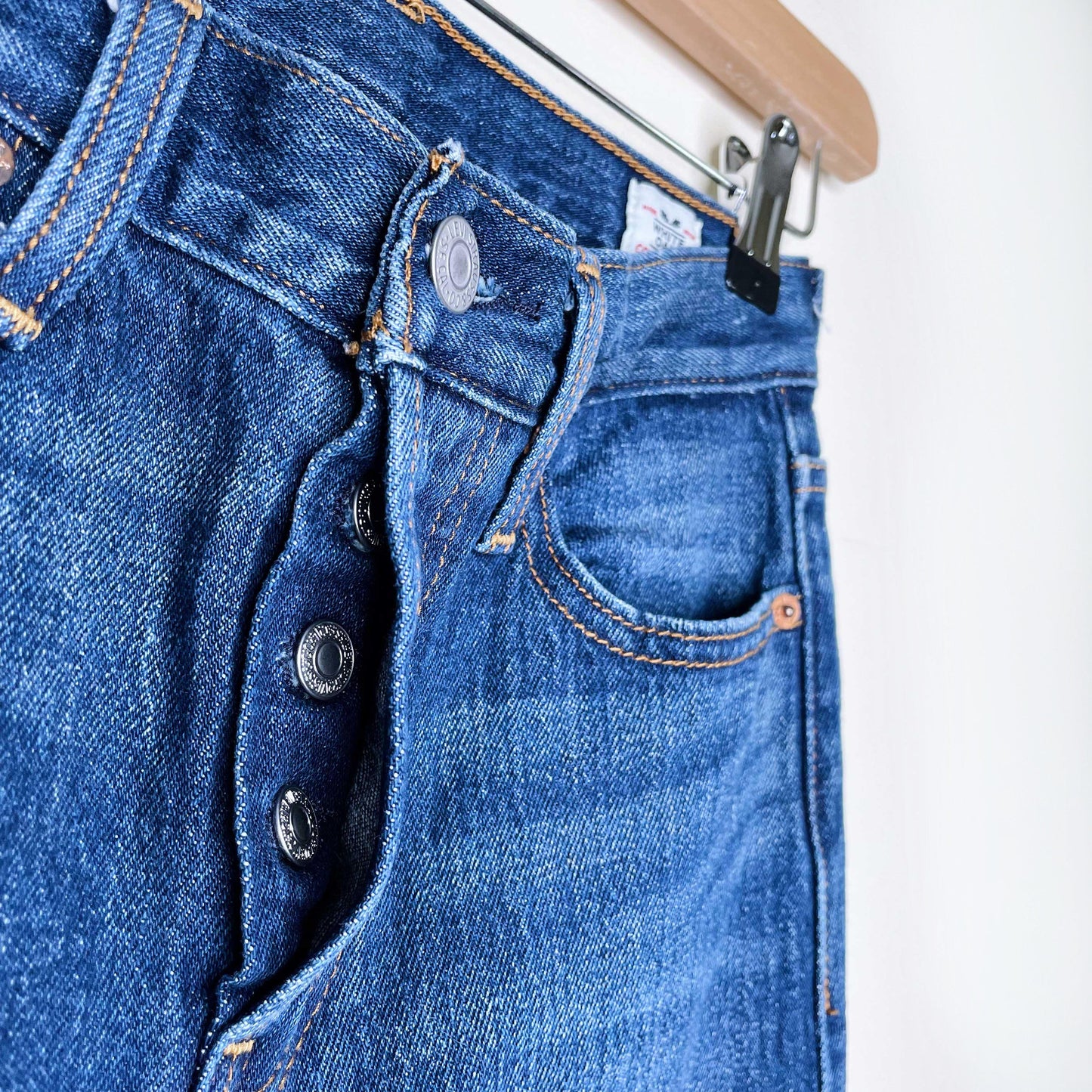 levi's wedgie icon button fly white oak denim jeans - size 25