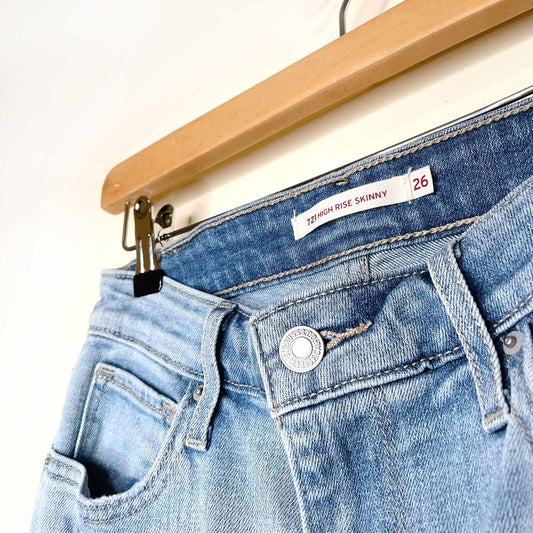 levi's 721 high rise light wash distressed skinny jeans - size 26