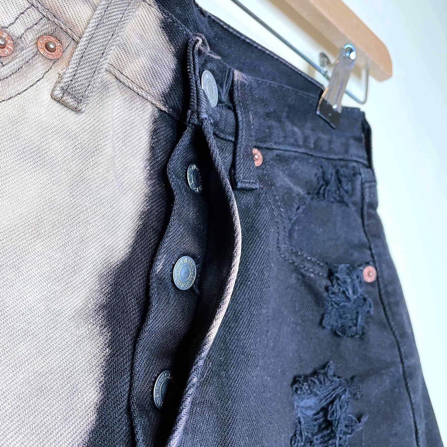 levi's 501 cut off bleach dye high rise jean shorts - size 24/25