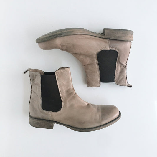 Little Burgandy Clara Chelsea Boots - size 38