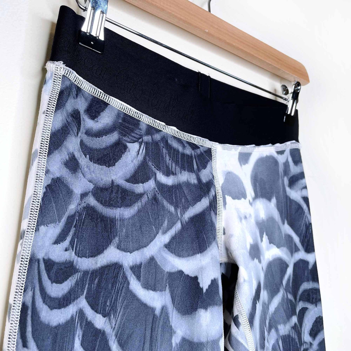 lululemon yin to you pretty plume angel wing crop leggings - size 4/6