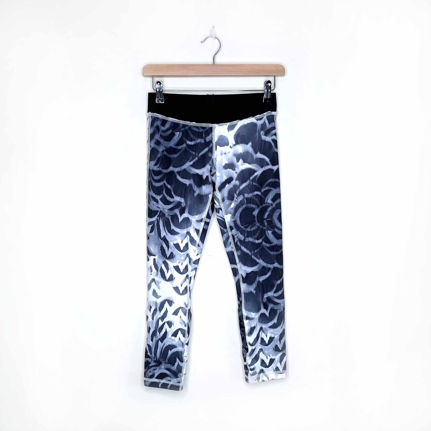 lululemon yin to you pretty plume angel wing crop leggings - size 4/6