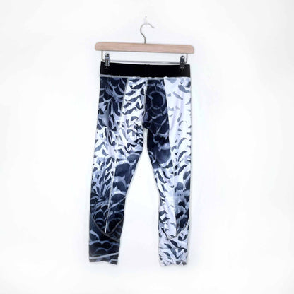 lululemon yin to you pretty plume angel wing crop leggings - size 4/6