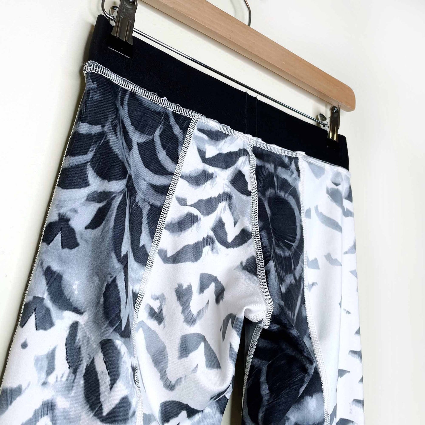 lululemon yin to you pretty plume angel wing crop leggings - size 4/6