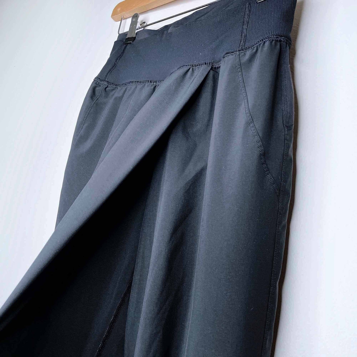 lululemon high rise relaxed yogini pants - size 4