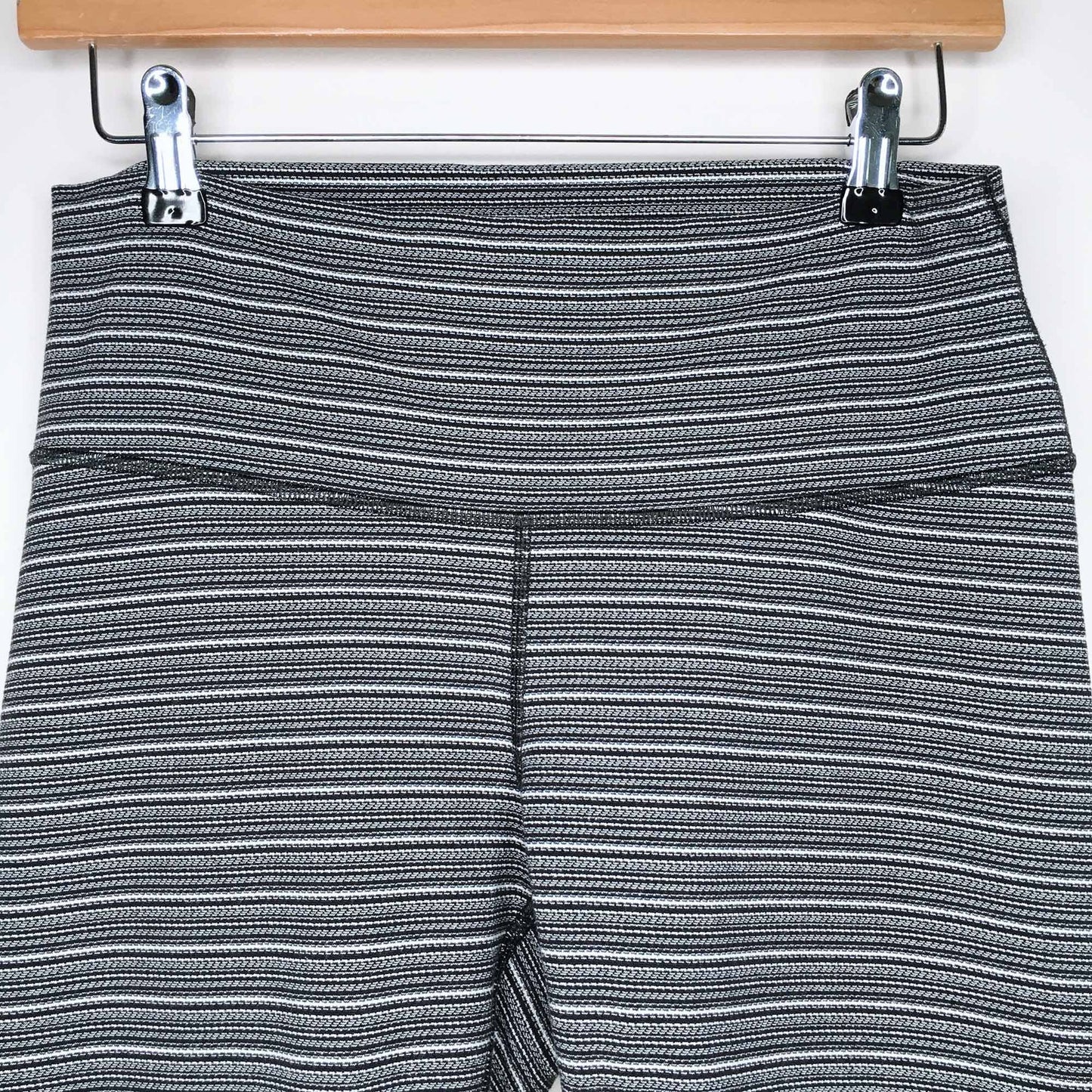 lululemon high rise stripe wunder under crop - size 8