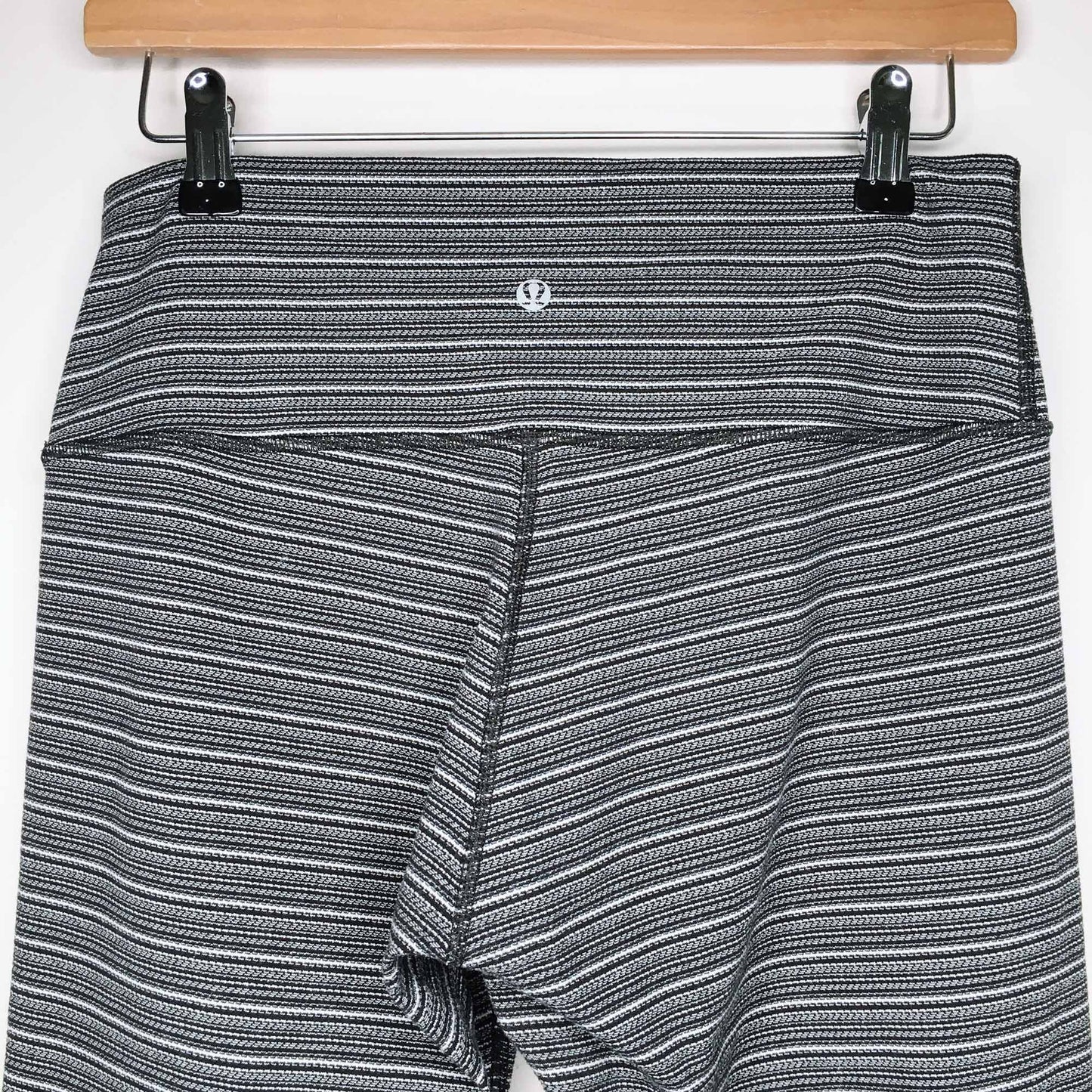 lululemon high rise stripe wunder under crop - size 8