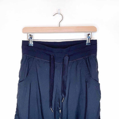 lululemon on the move mid rise cargo studio pants - size 6