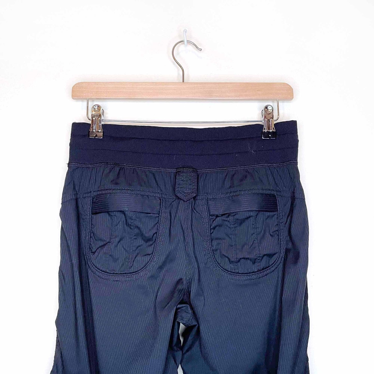 lululemon on the move mid rise cargo studio pants - size 6