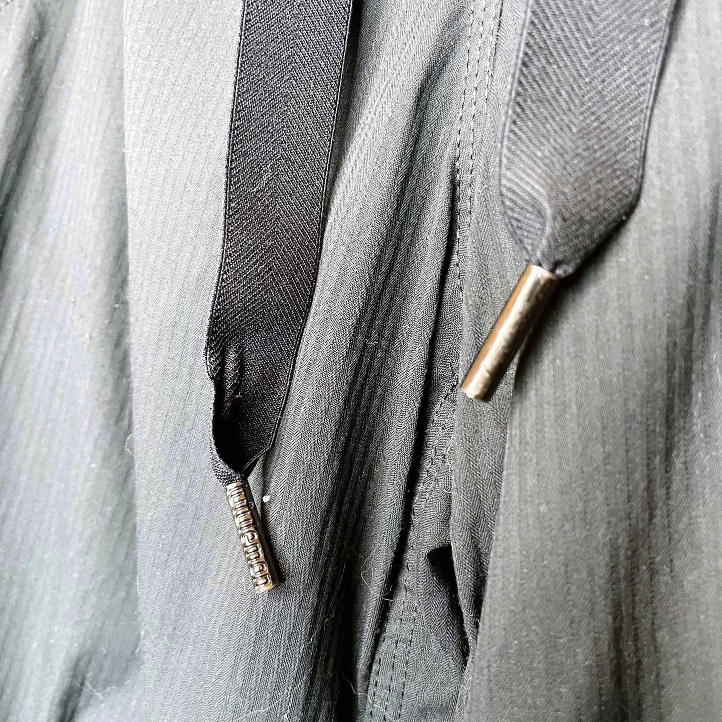 lululemon on the move mid rise cargo studio pants - size 6