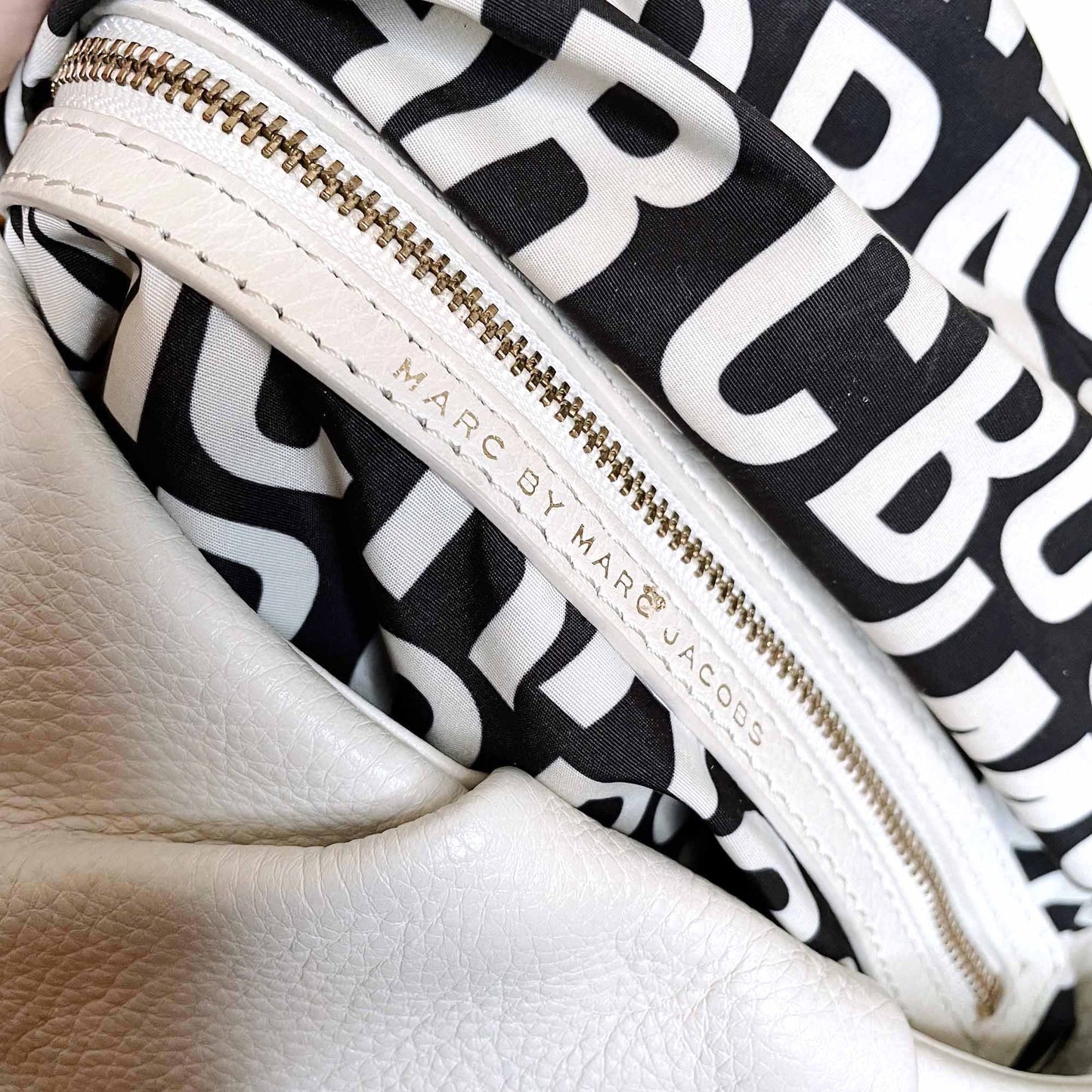 marc jacobs natasha q leather messenger crossbody bag