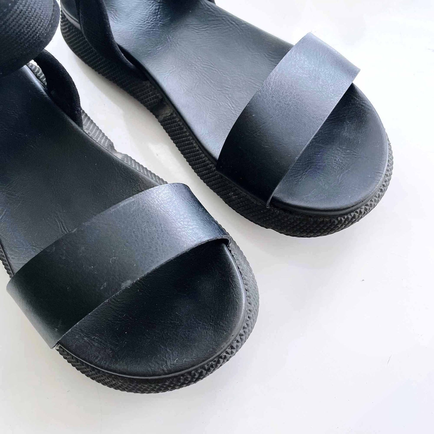mia reed platform sandal in black - size 7.5